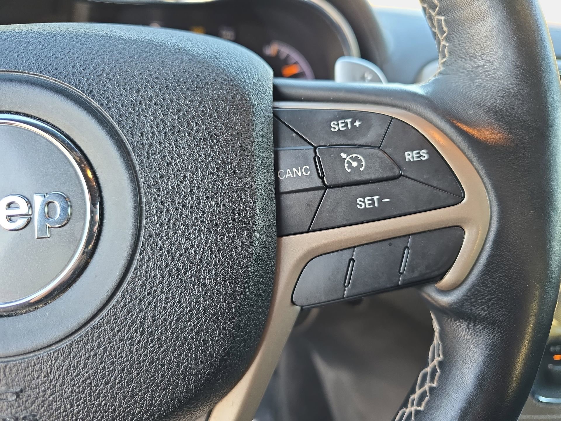 Used 2015 Jeep Grand Cherokee Overland AWD/4WD image 17