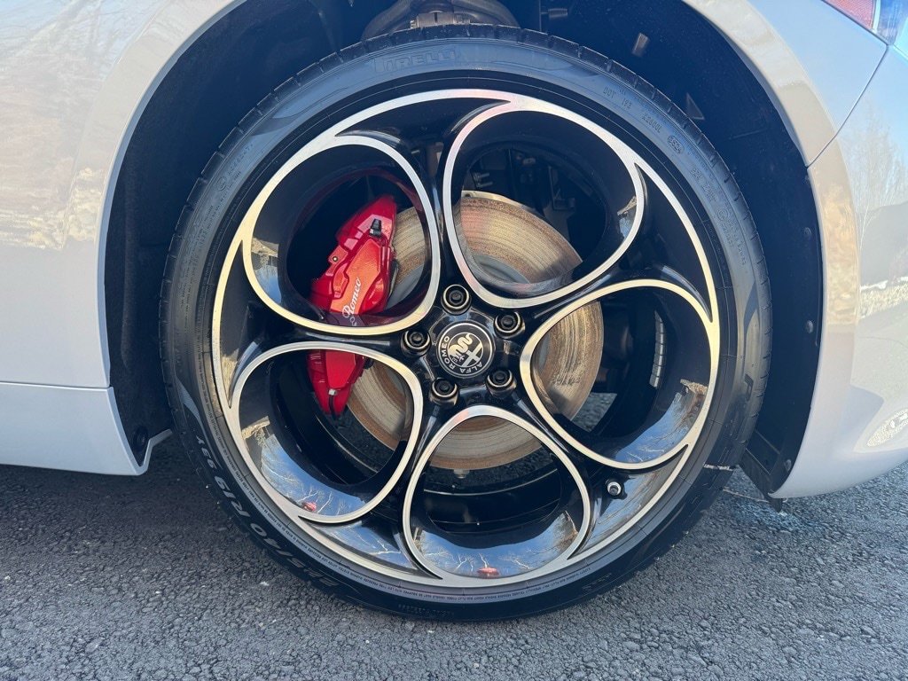 New 2025 Alfa Romeo Giulia AWD w/ Veloce Package AWD image 9