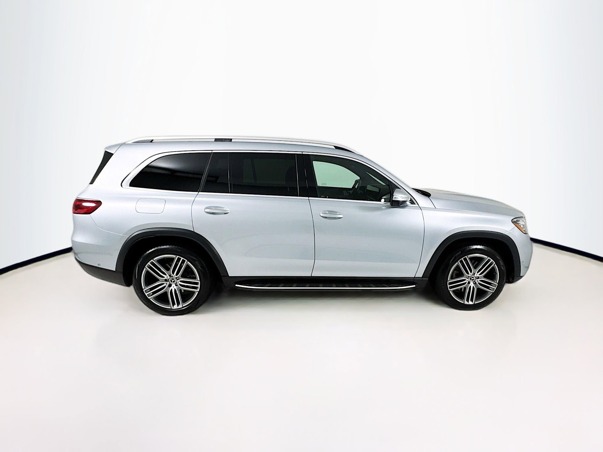 Used 2025 Mercedes-Benz GLS 450 4MATIC image 9