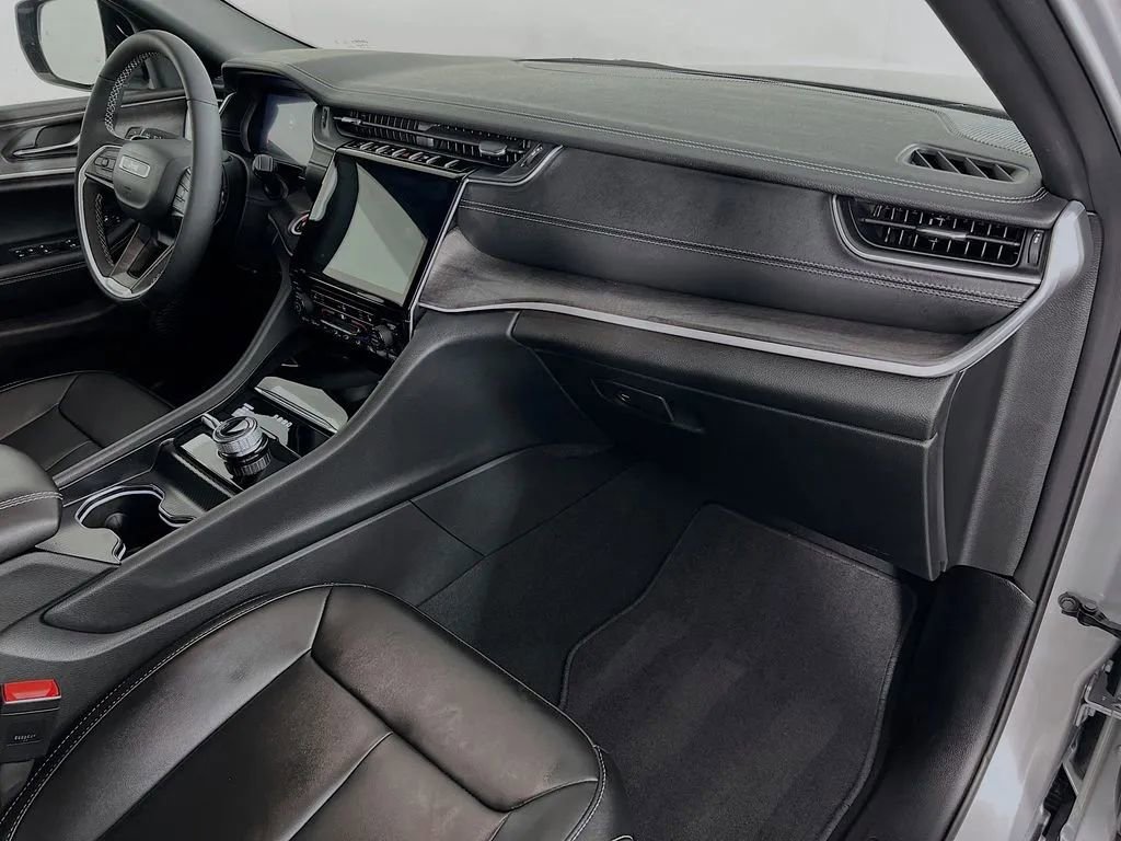 Used 2025 Jeep Grand Cherokee L Limited w/ Black Appearance Package image 31