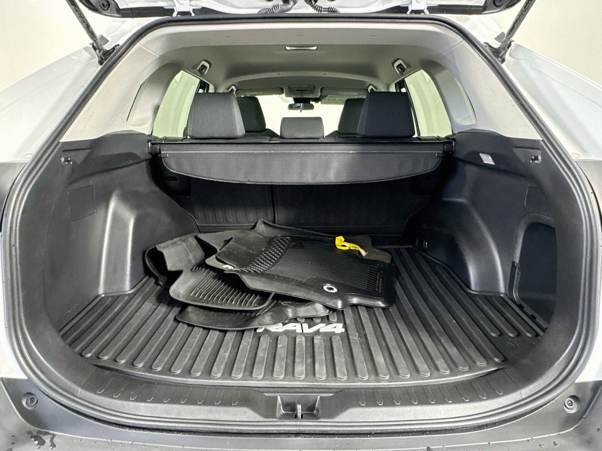 Used 2020 Toyota RAV4 LE AWD/4WD image 25
