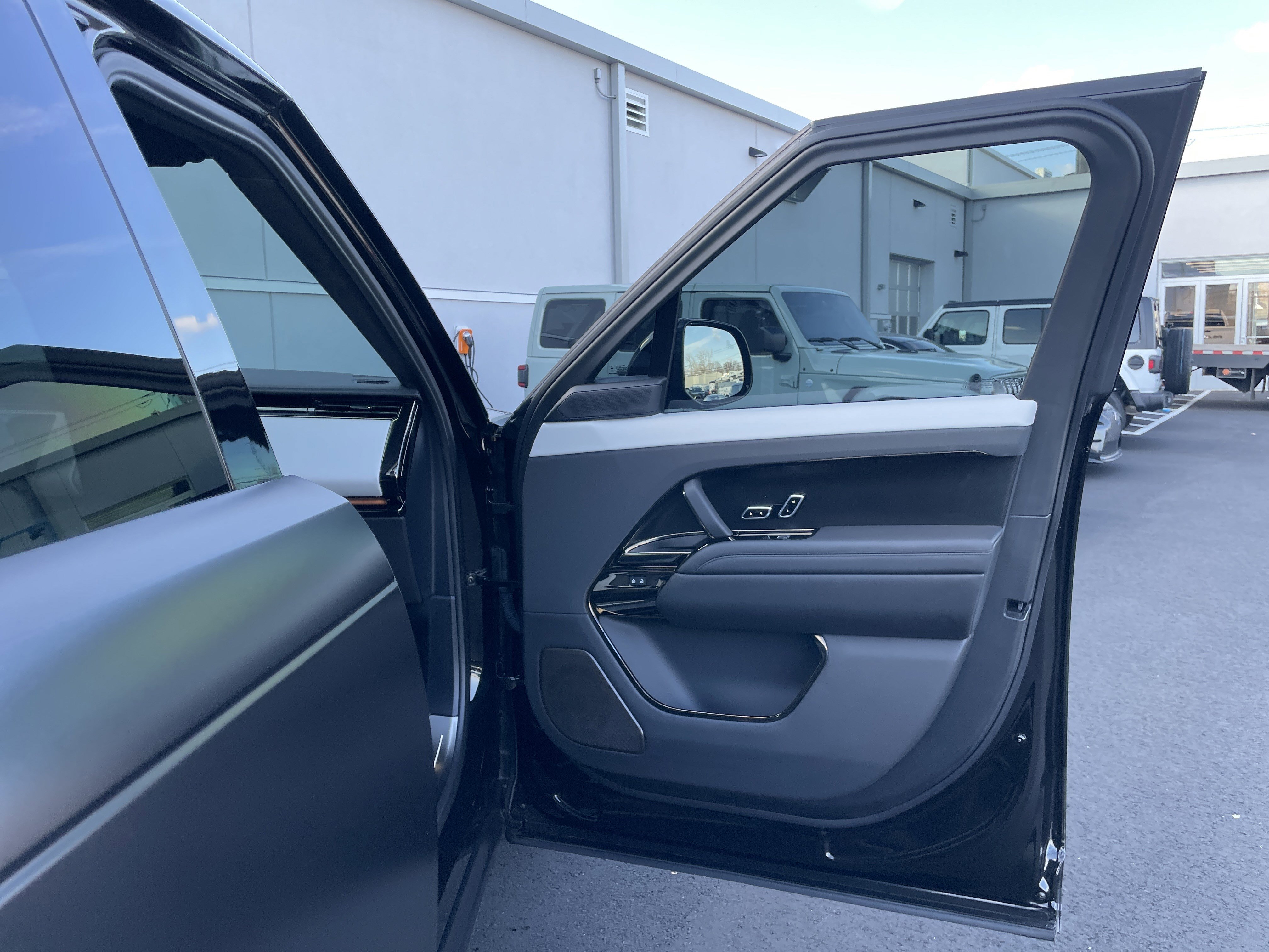 Used 2024 Land Rover Range Rover Sport image 9