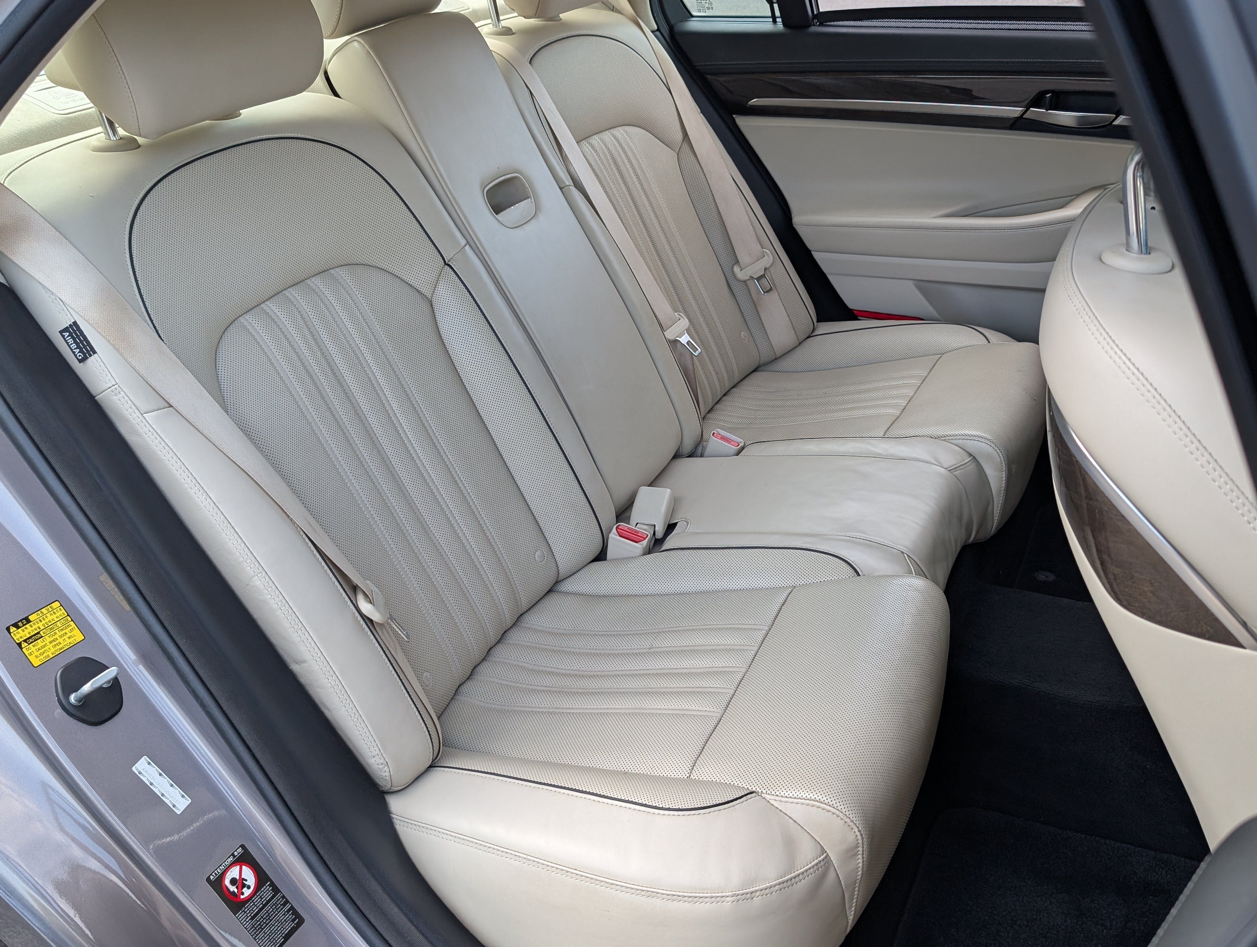 Used 2018 Genesis G90 3.3T Premium RWD image 19