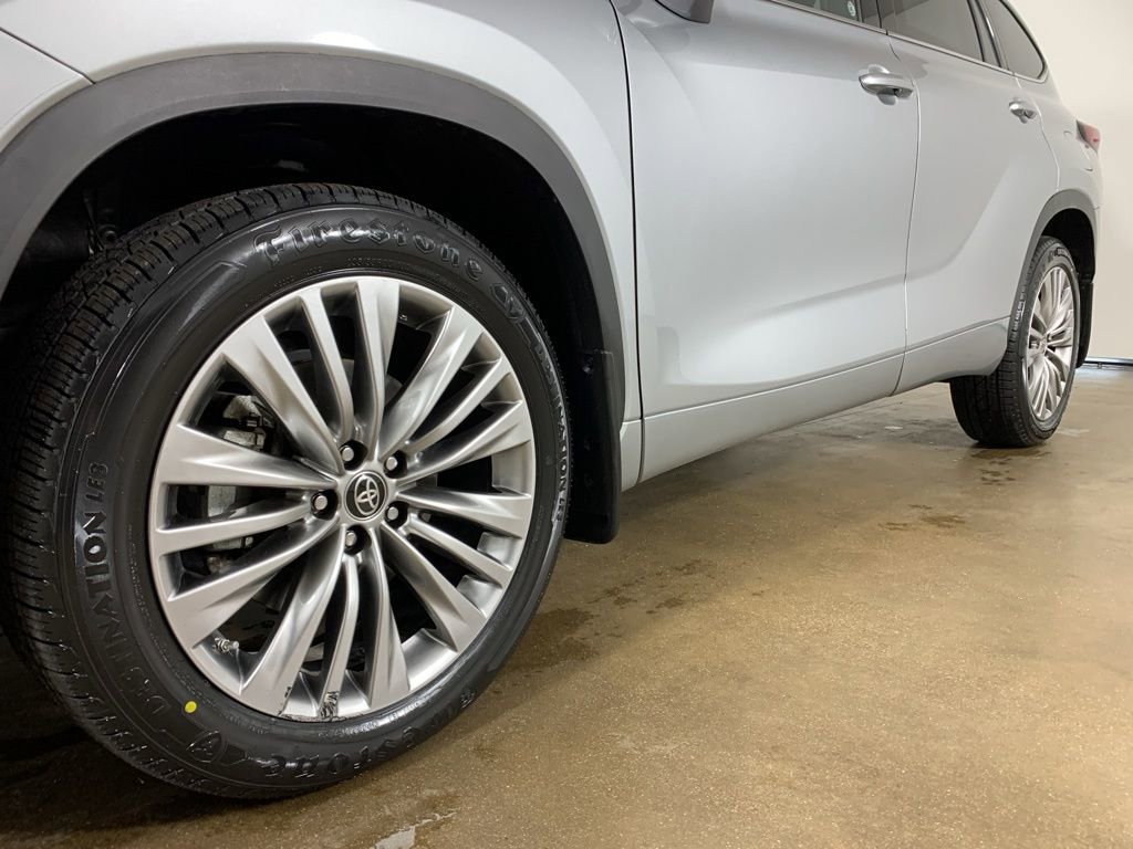 Used 2022 Toyota Highlander Platinum AWD/4WD image 2