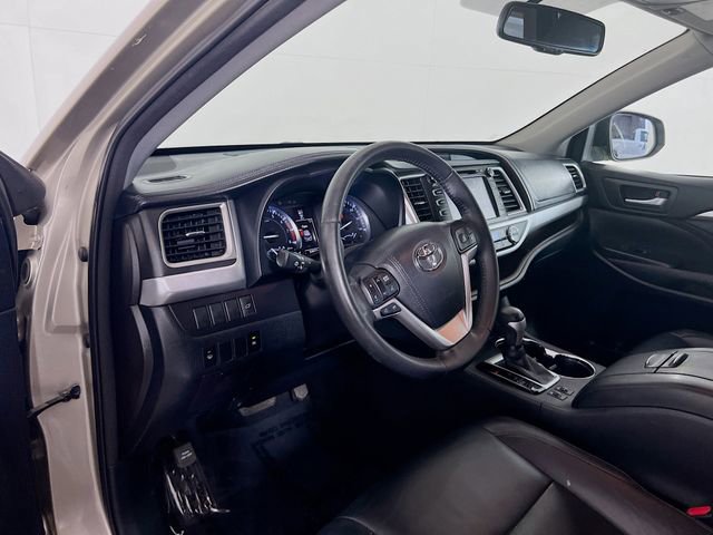 Used 2015 Toyota Highlander XLE AWD/4WD image 11