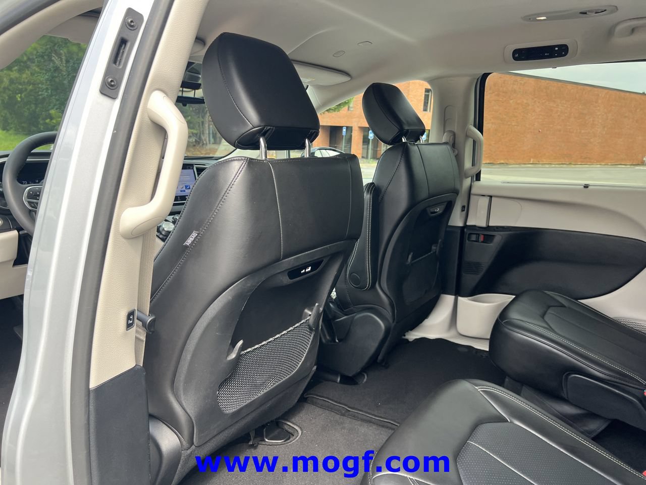 Used 2024 Chrysler Pacifica Touring-L FWD image 20