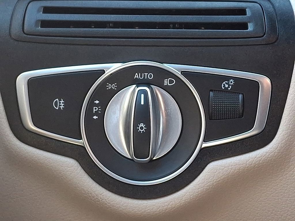 Used 2021 Mercedes-Benz GLC 300 4MATIC w/ Exterior Lighting Package image 26