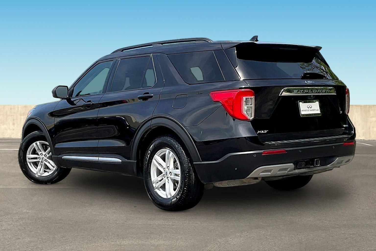 Used 2020 Ford Explorer XLT w/ Equipment Group 202A AWD/4WD image 4