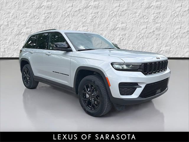 Used 2024 Jeep Grand Cherokee Altitude RWD image 1
