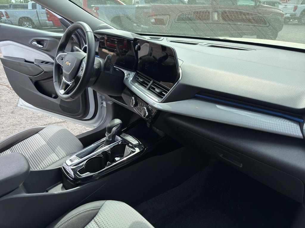 Used 2025 Chevrolet Trax LT w/ LT Convenience Package FWD image 29