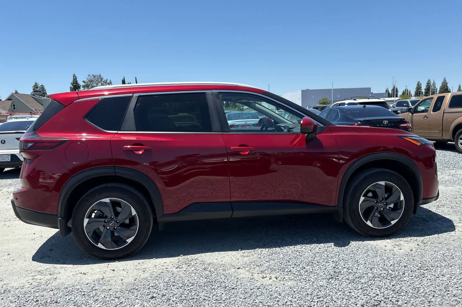 Used 2025 Nissan Rogue SV w/ SV Premium Package FWD image 9