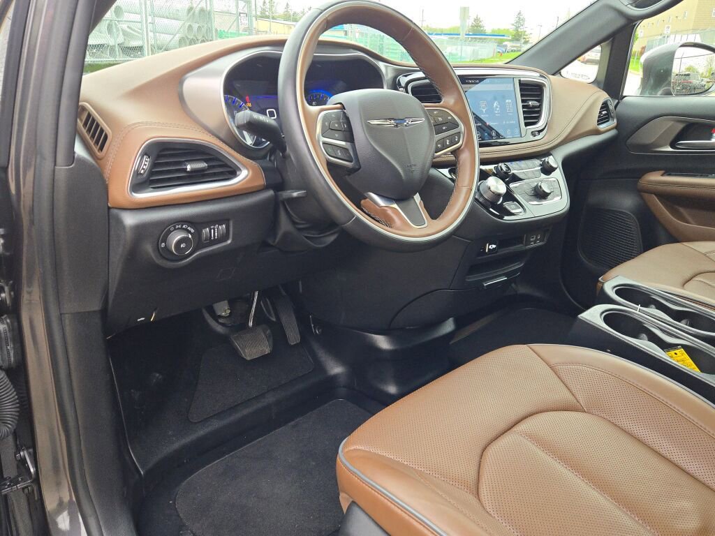 Used 2020 Chrysler Pacifica Limited w/ Advanced Safetytec Group FWD image 18