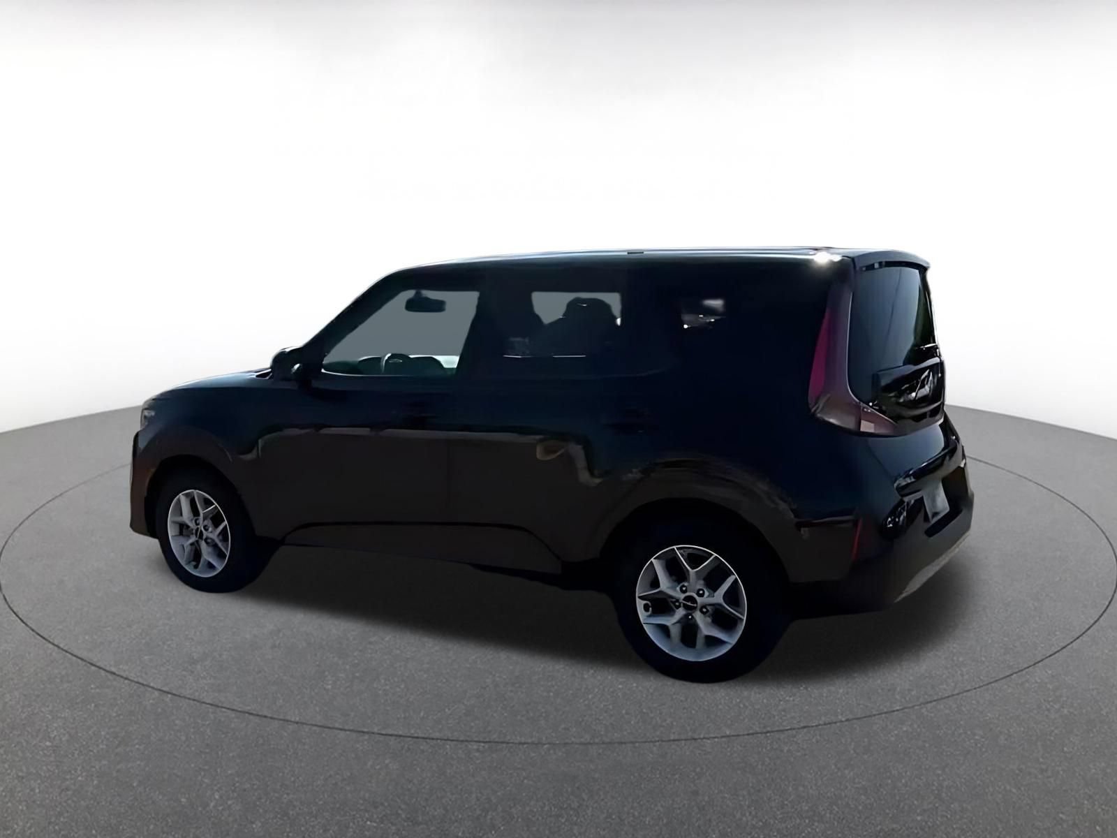 Used 2025 Kia Soul LX w/ LX Technology Package FWD image 8
