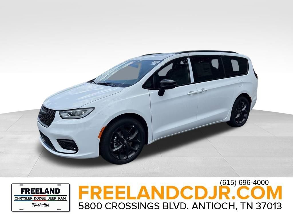 New 2026 Chrysler Pacifica Limited w/ S Appearance Package image 3