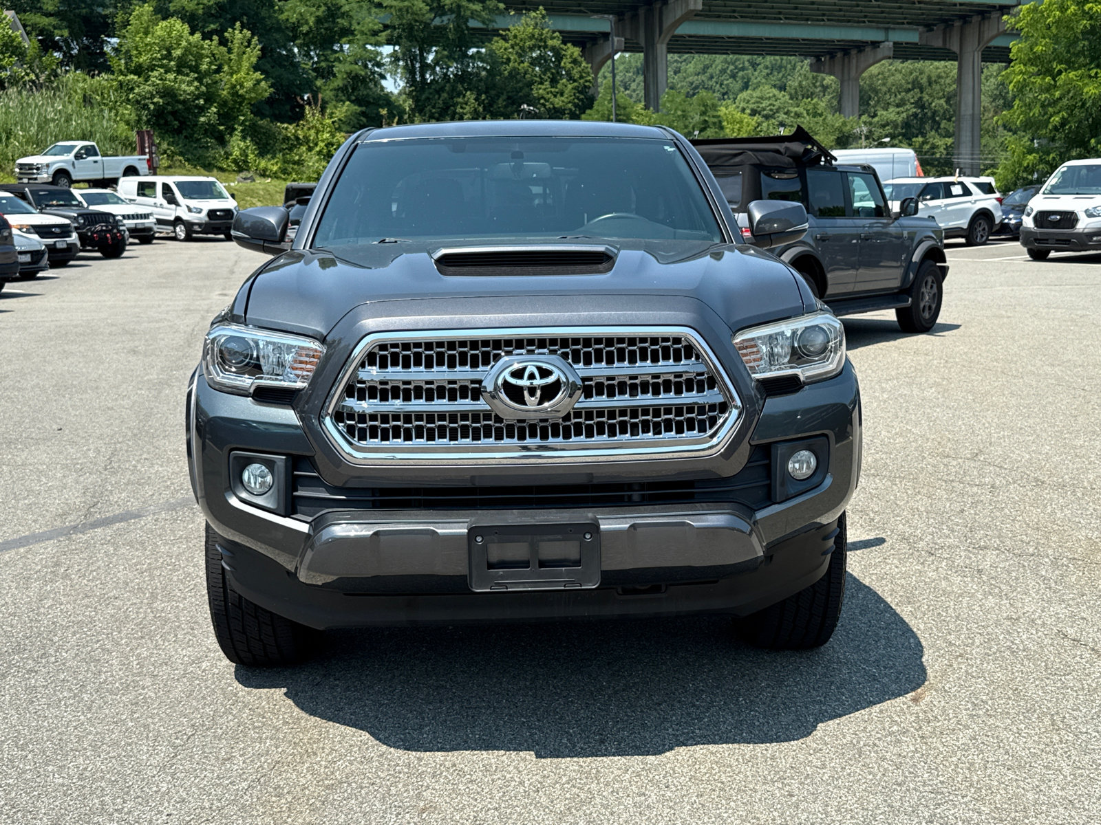 Used 2017 Toyota Tacoma TRD Sport w/ Tow Package (A/T) AWD/4WD image 2