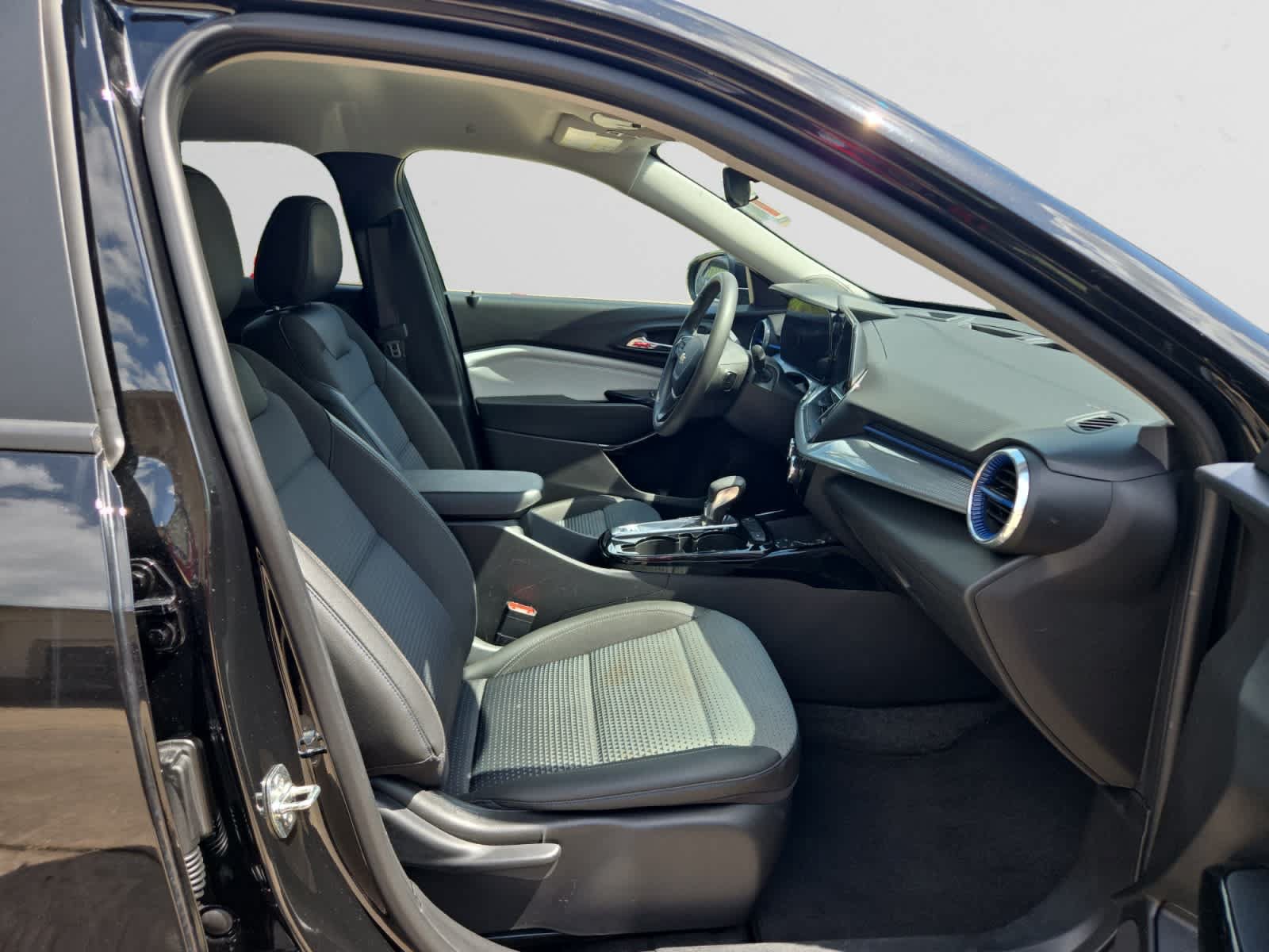 Used 2025 Chevrolet Trax LT FWD image 15
