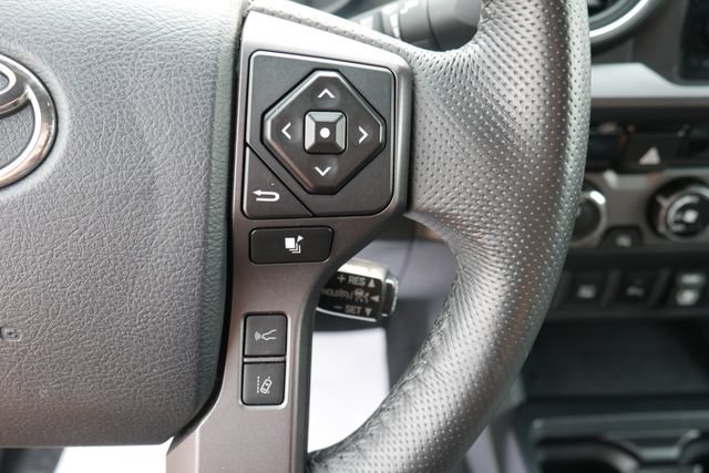 Used 2018 Toyota Tacoma TRD Off-Road w/ Technology Package AWD/4WD image 18