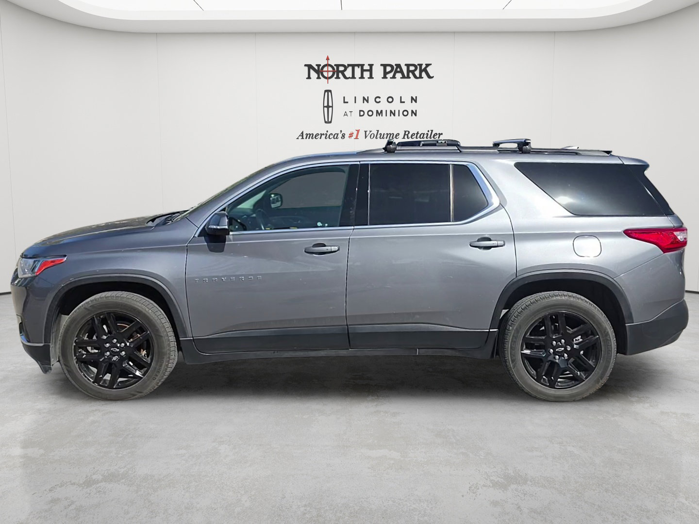 Used 2019 Chevrolet Traverse LT FWD image 2