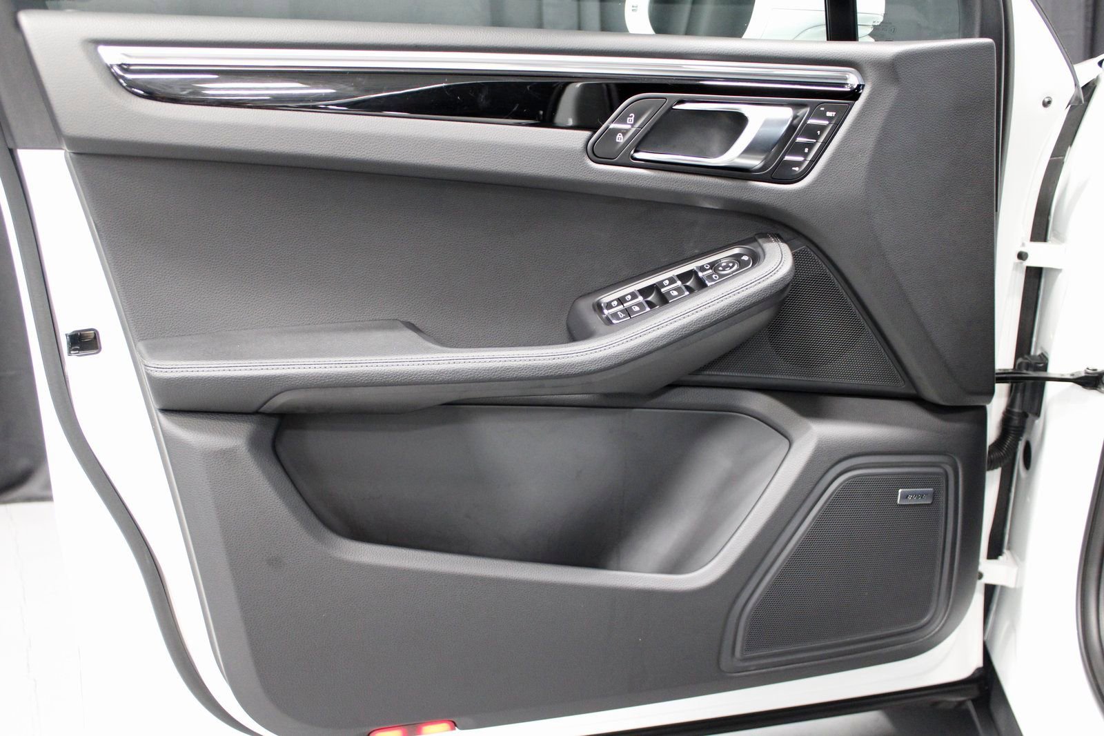 Certified 2025 Porsche Macan image 24