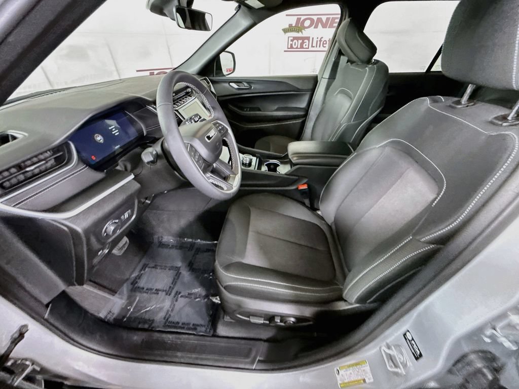 Used 2025 Jeep Grand Cherokee Laredo X AWD/4WD image 24