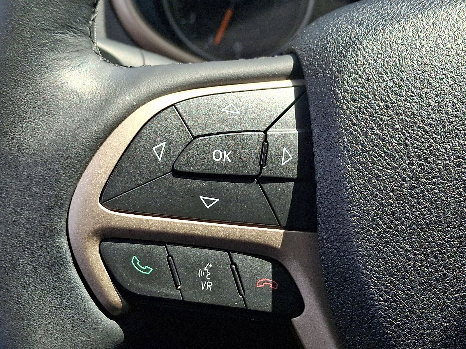Used 2016 Jeep Cherokee Latitude w/ Safety/Convenience Group AWD/4WD image 21