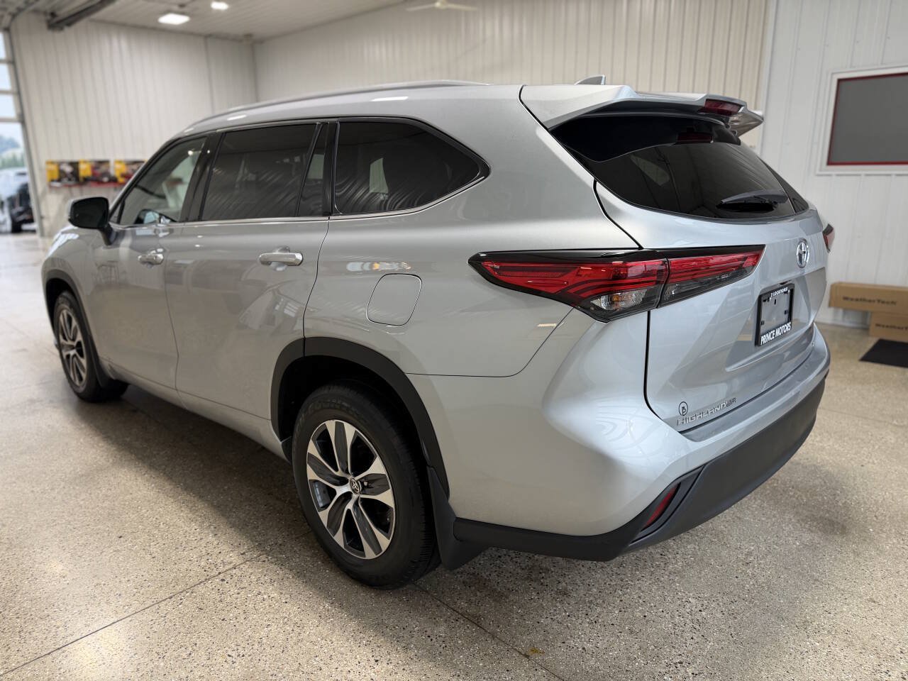 Used 2022 Toyota Highlander XLE AWD/4WD image 37