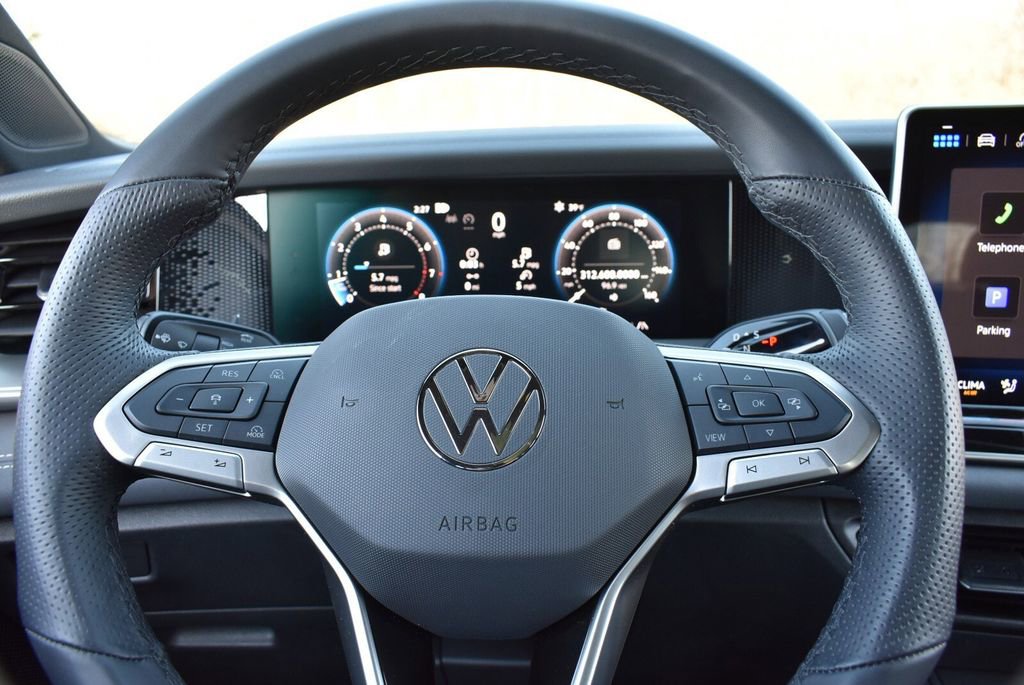 Used 2025 Volkswagen Tiguan SE R-Line image 18