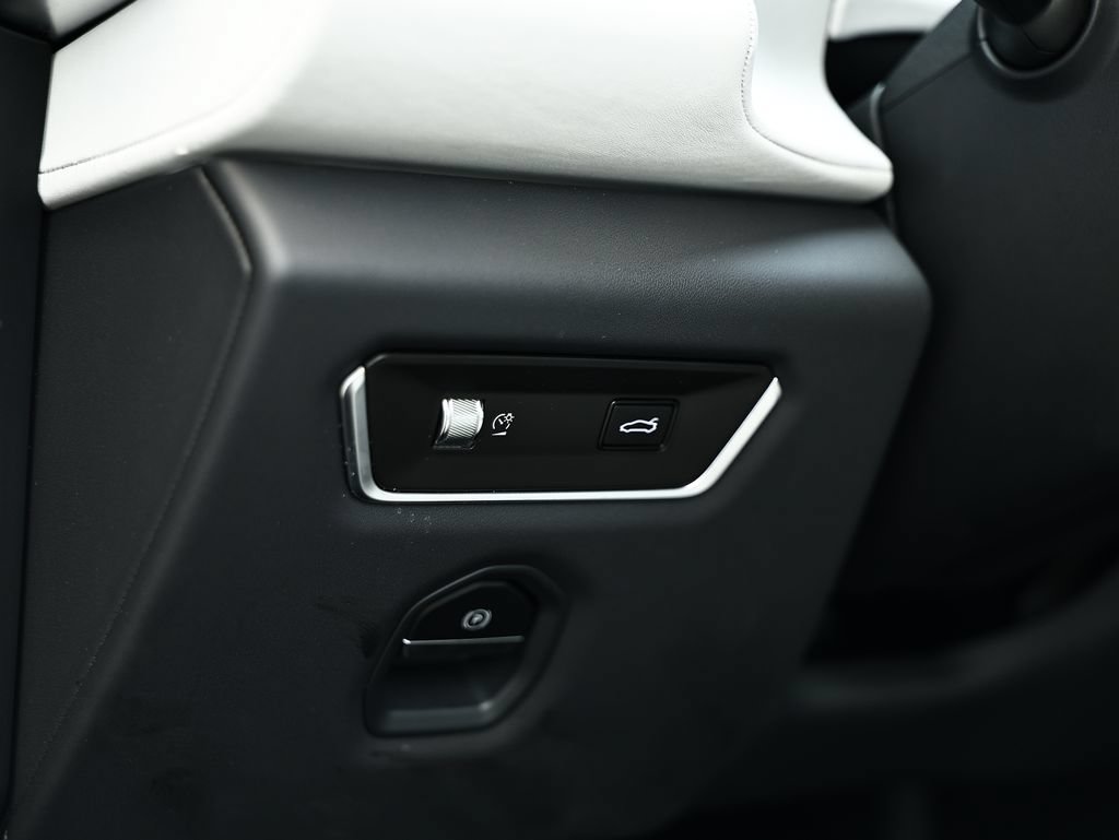 Used 2025 Lotus Emira RWD image 28