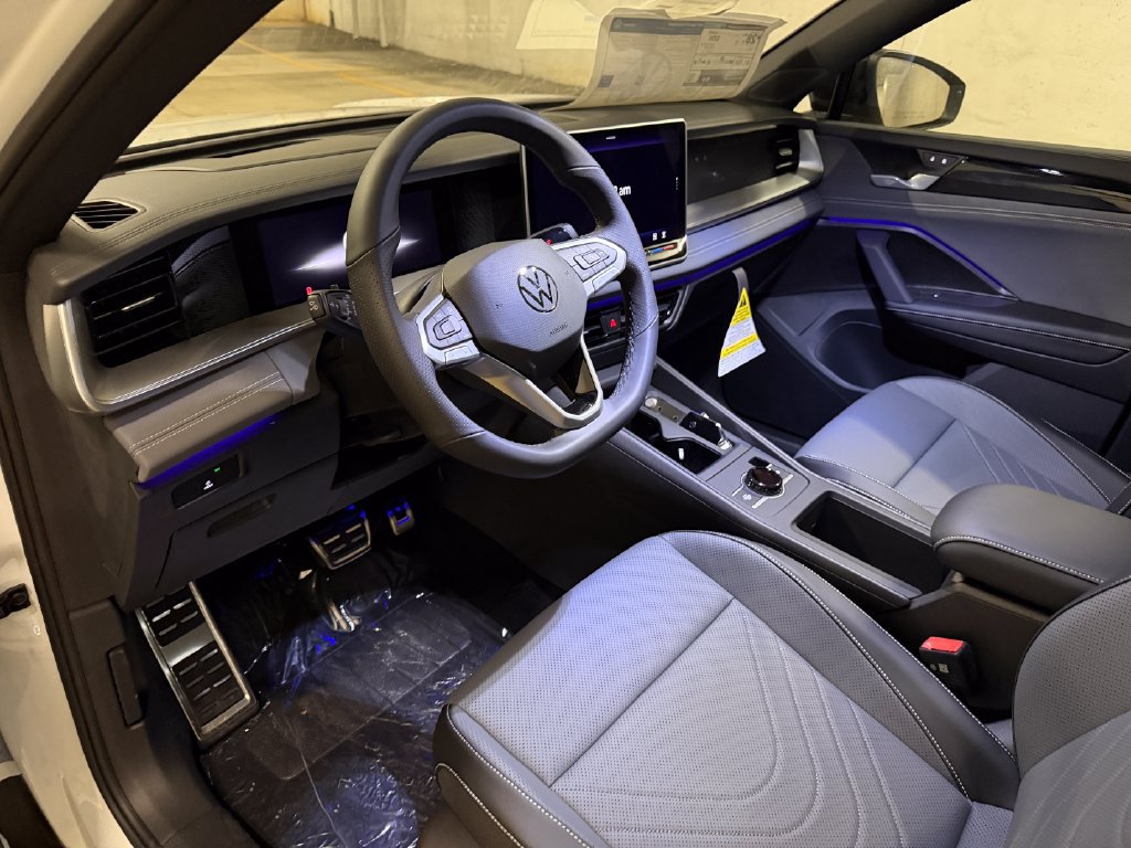 New 2026 Volkswagen Tiguan SE R-Line FWD image 8