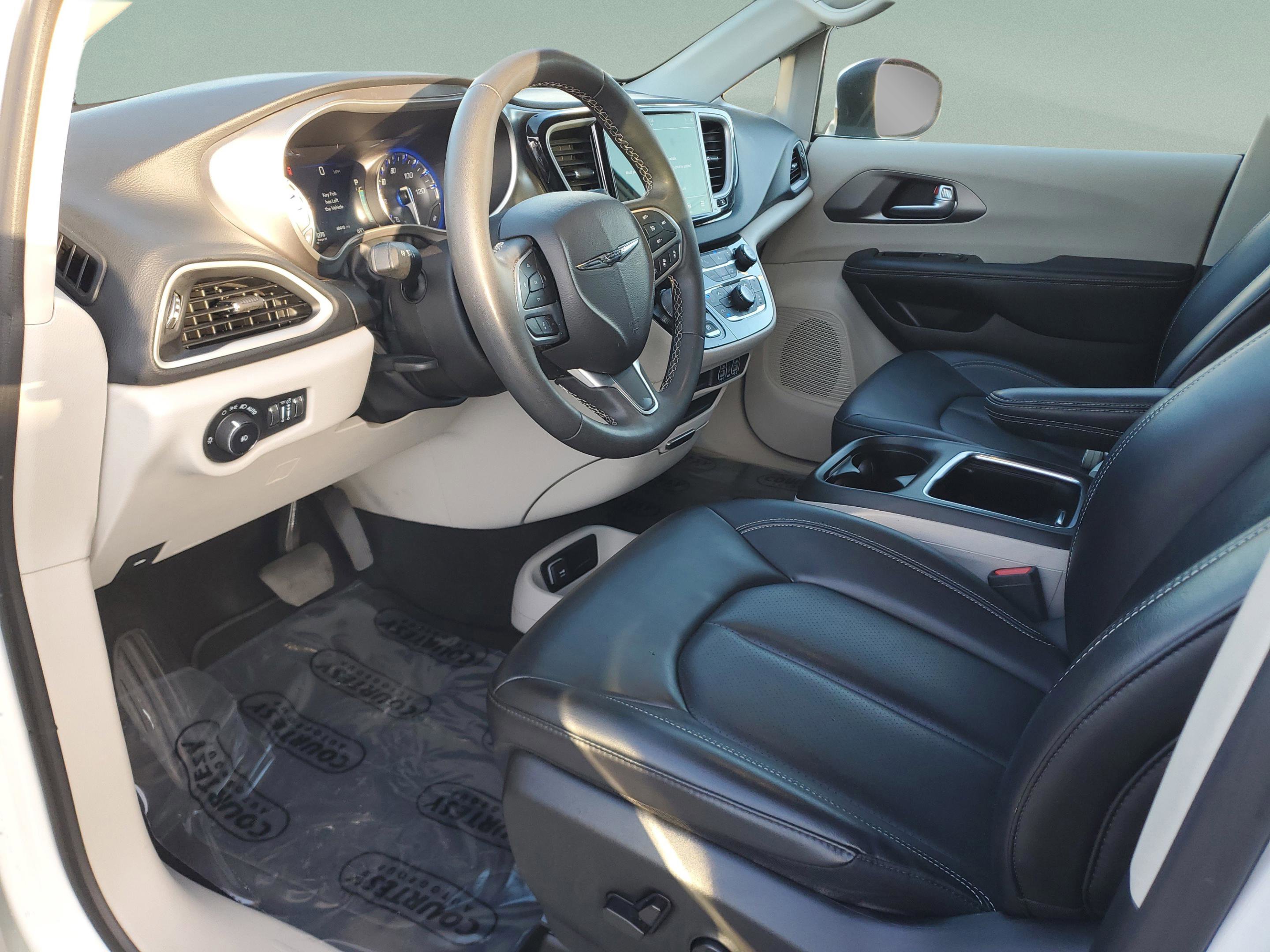 Used 2023 Chrysler Pacifica Touring-L image 16