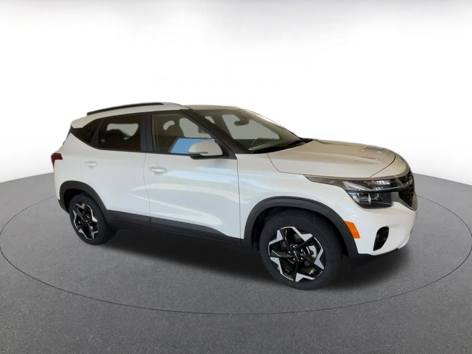 Used 2025 Kia Seltos S FWD image 2