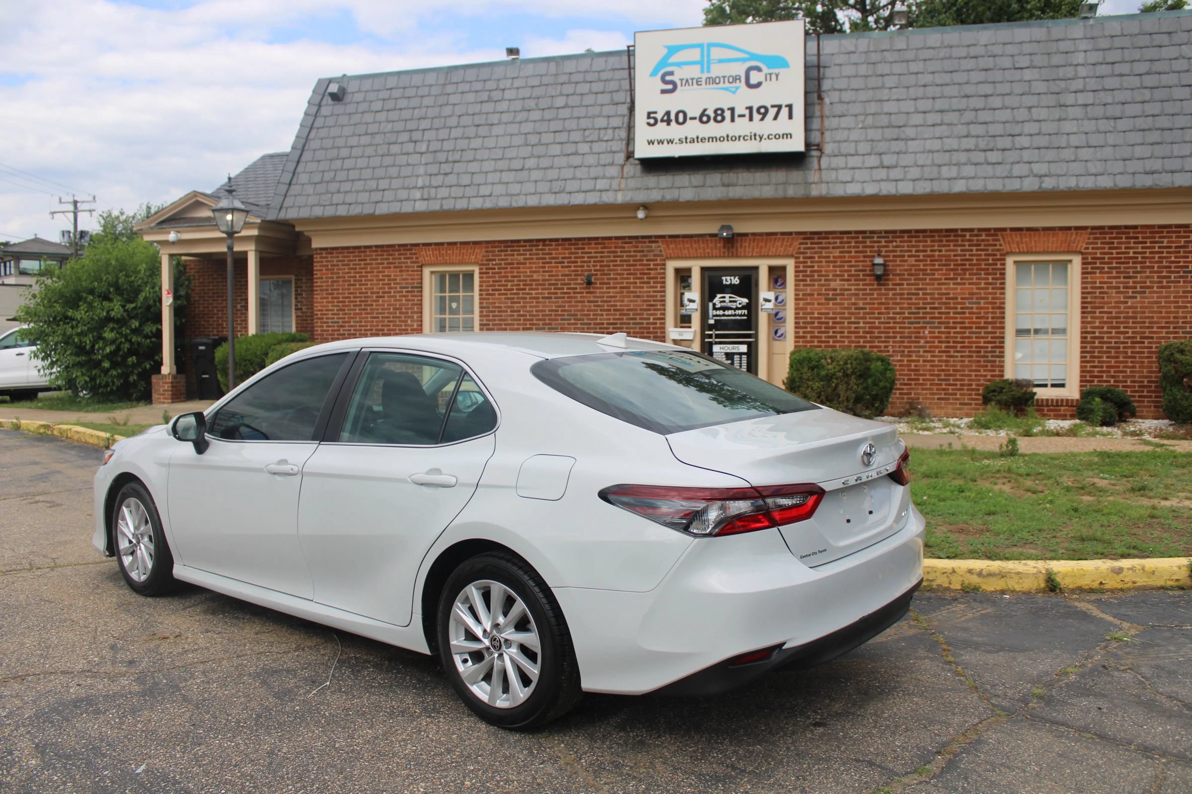 Used 2023 Toyota Camry LE FWD image 3