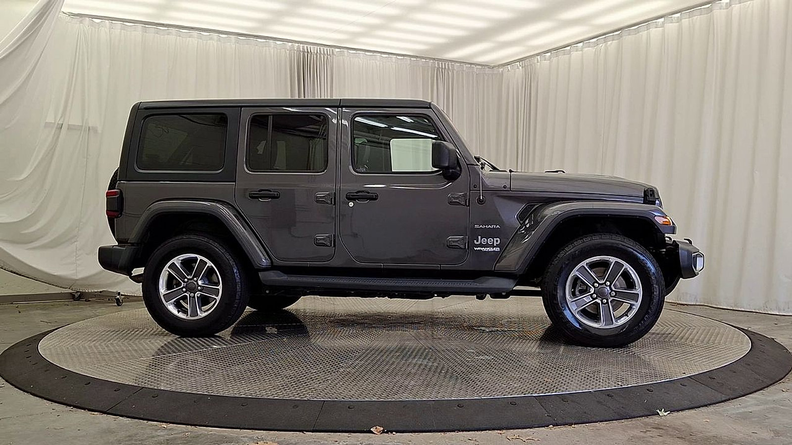 Used 2018 Jeep Wrangler Unlimited Sahara w/ Cold Weather Group AWD/4WD image 9