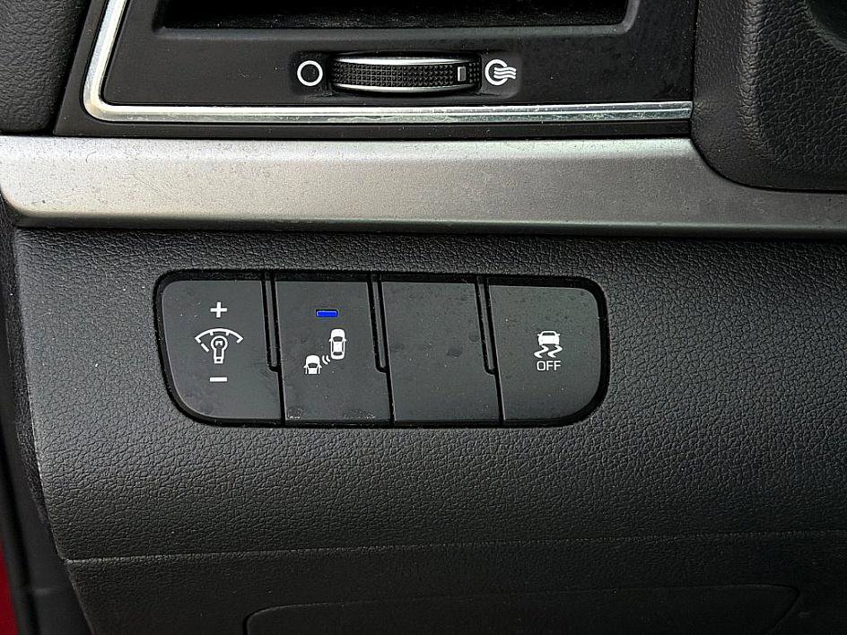 Used 2017 Hyundai Elantra Limited image 18