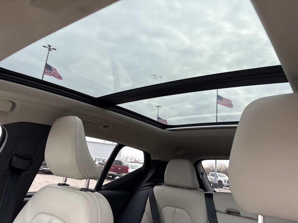 Used 2023 Volvo XC40 B4 Ultimate image 14