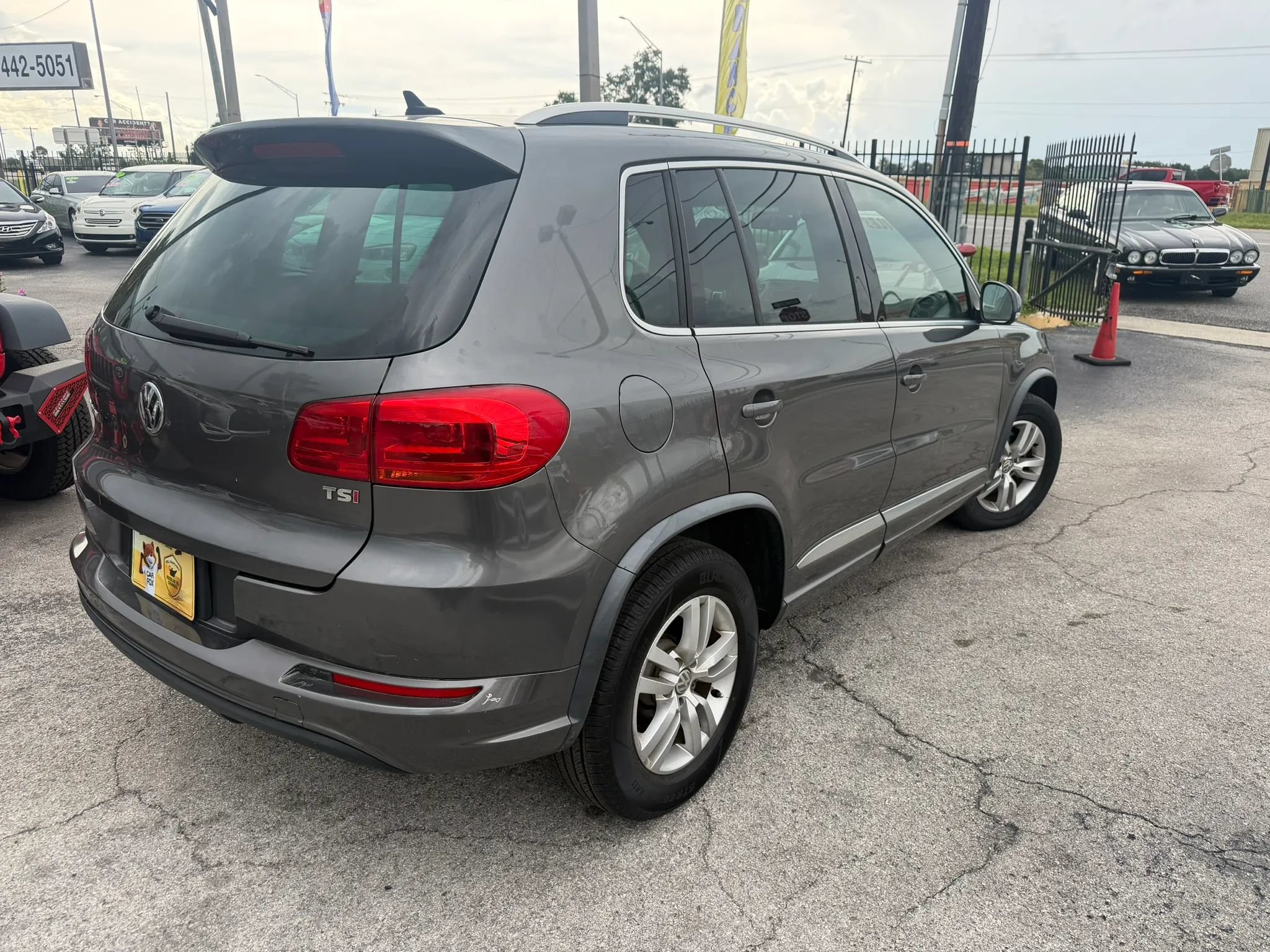 Used 2016 Volkswagen Tiguan R-Line FWD image 4