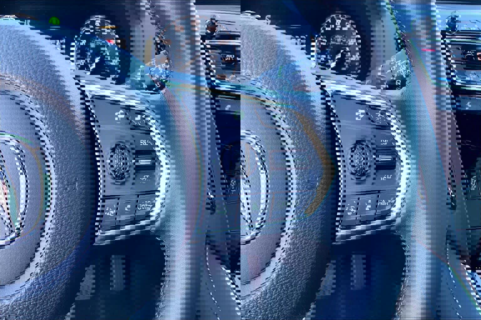 Used 2025 Acura RDX SH-AWD image 25