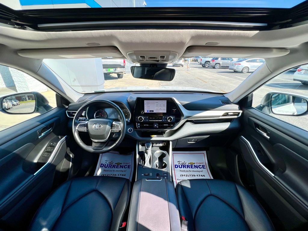 Used 2024 Toyota Highlander XLE image 2
