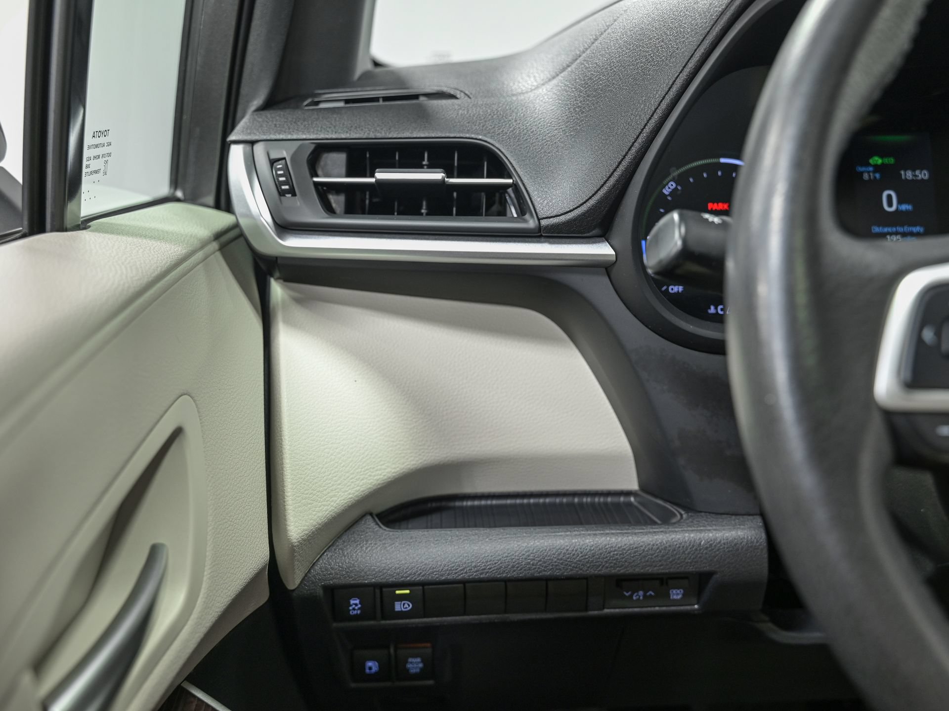 Used 2024 Toyota Sienna XLE FWD image 17