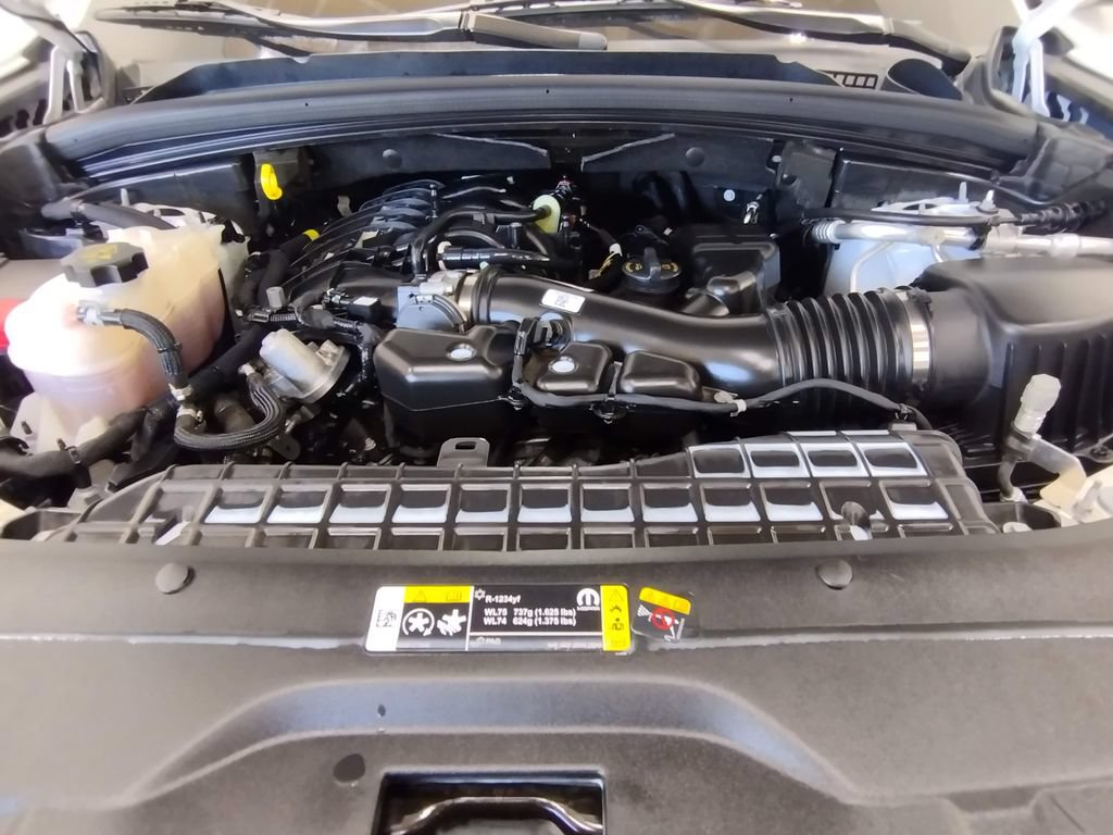 Used 2023 Jeep Grand Cherokee Altitude AWD/4WD image 9