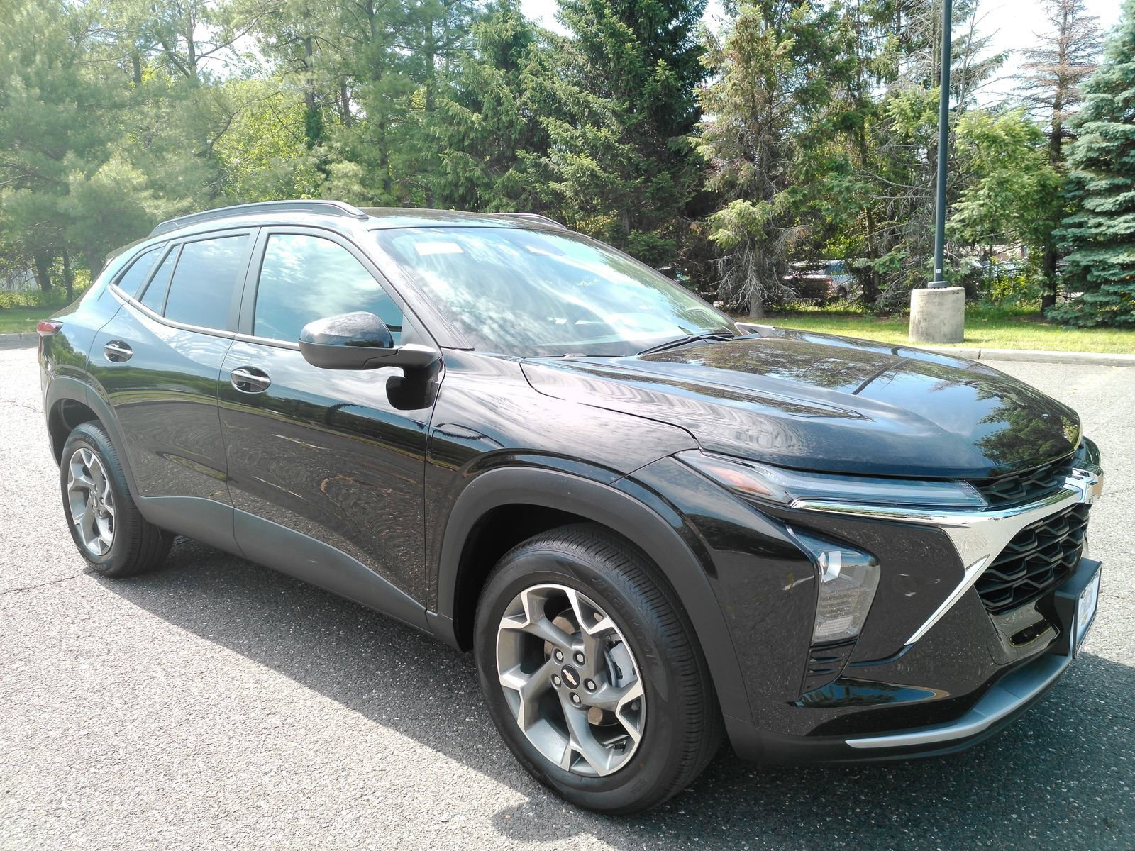 Used 2025 Chevrolet Trax LT FWD image 2