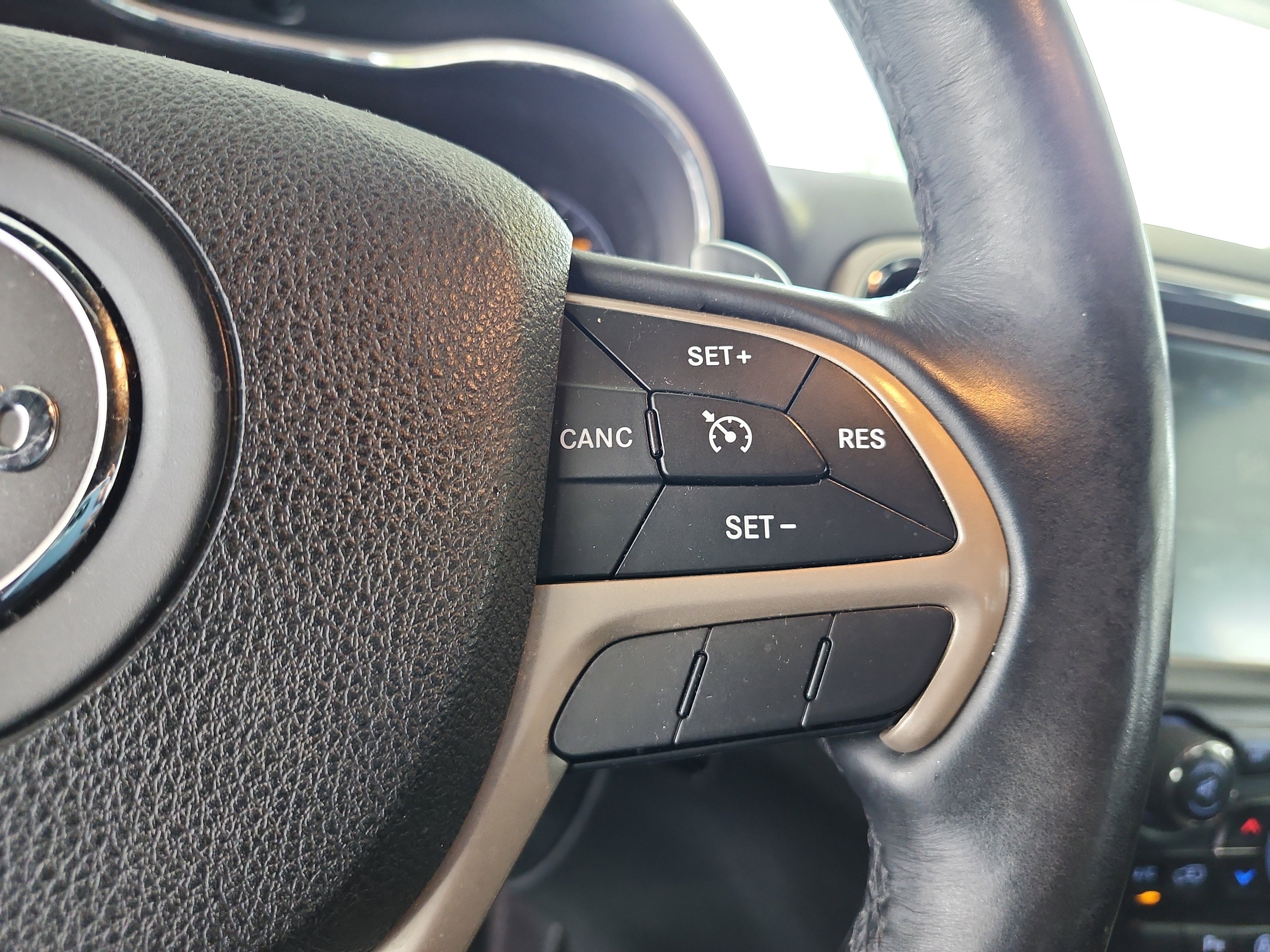 Used 2017 Jeep Grand Cherokee Laredo image 32