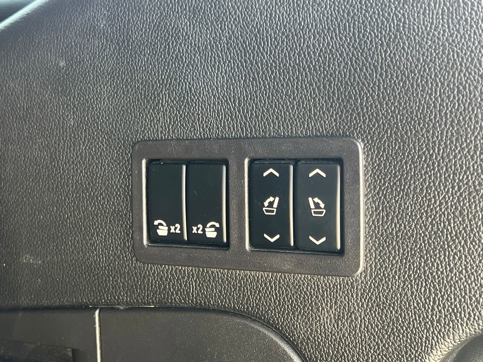 Used 2018 Cadillac Escalade Luxury RWD image 17