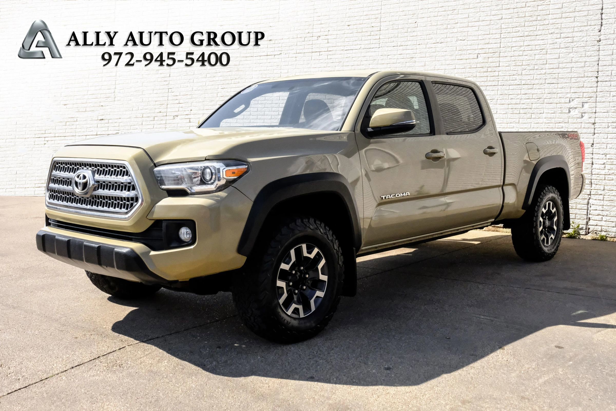 Used 2017 Toyota Tacoma TRD Off-Road image 1