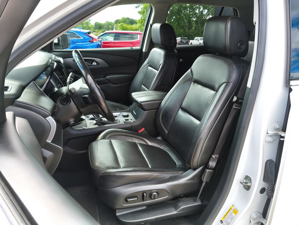Used 2019 Chevrolet Traverse Premier FWD image 2