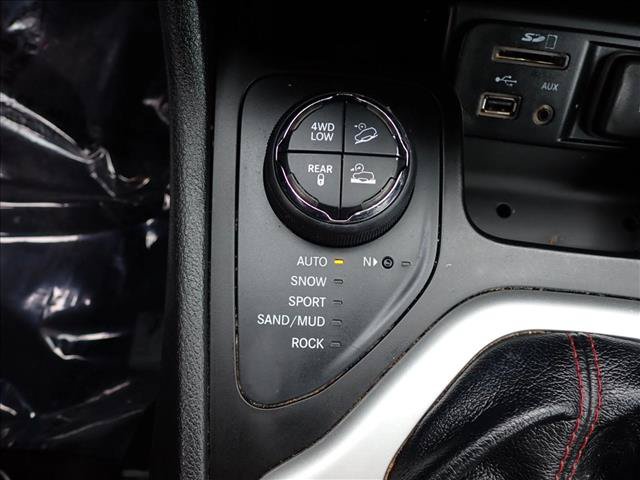 Used 2016 Jeep Cherokee Trailhawk AWD/4WD image 21