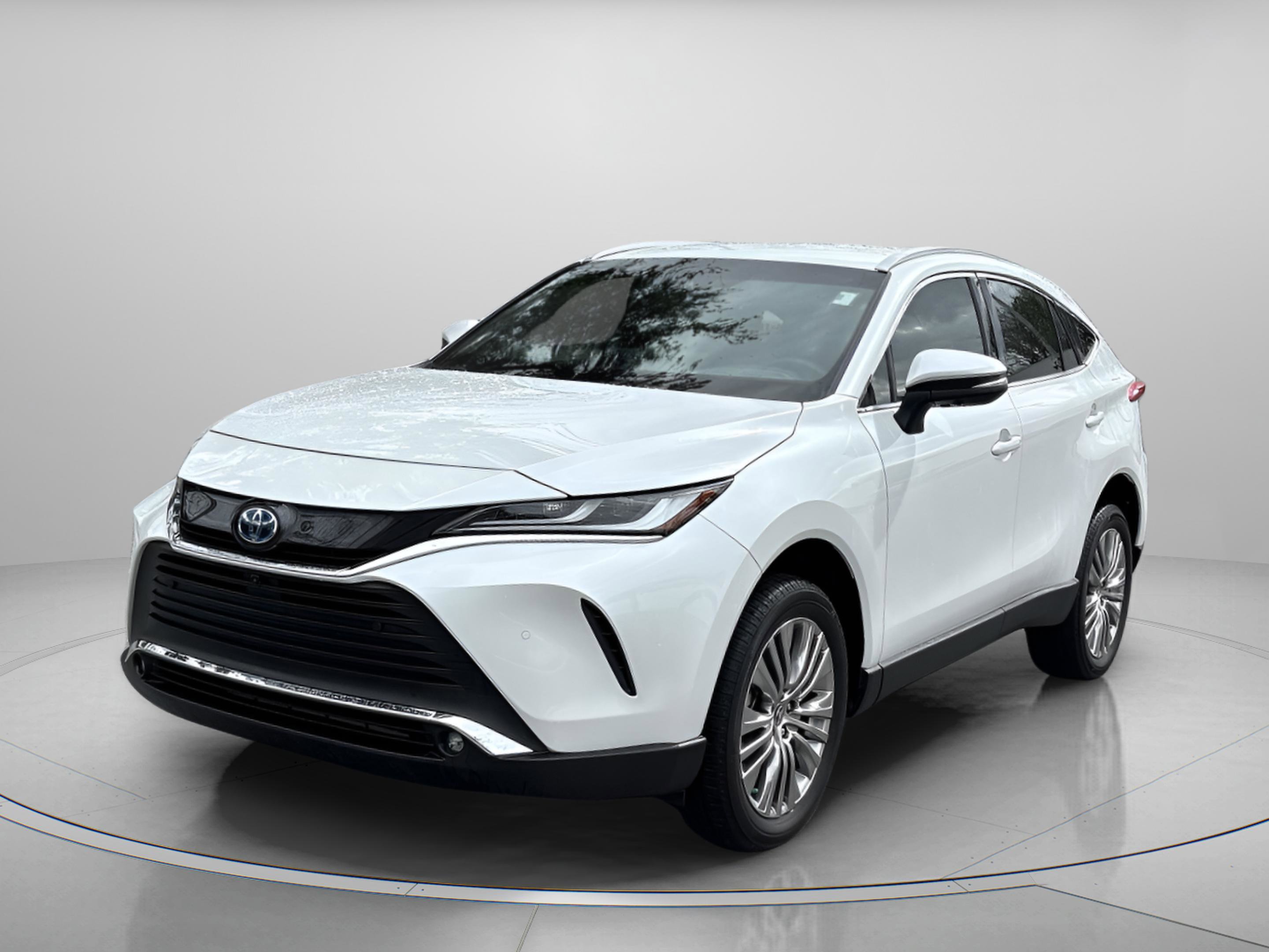 Used 2023 Toyota Venza Limited image 2