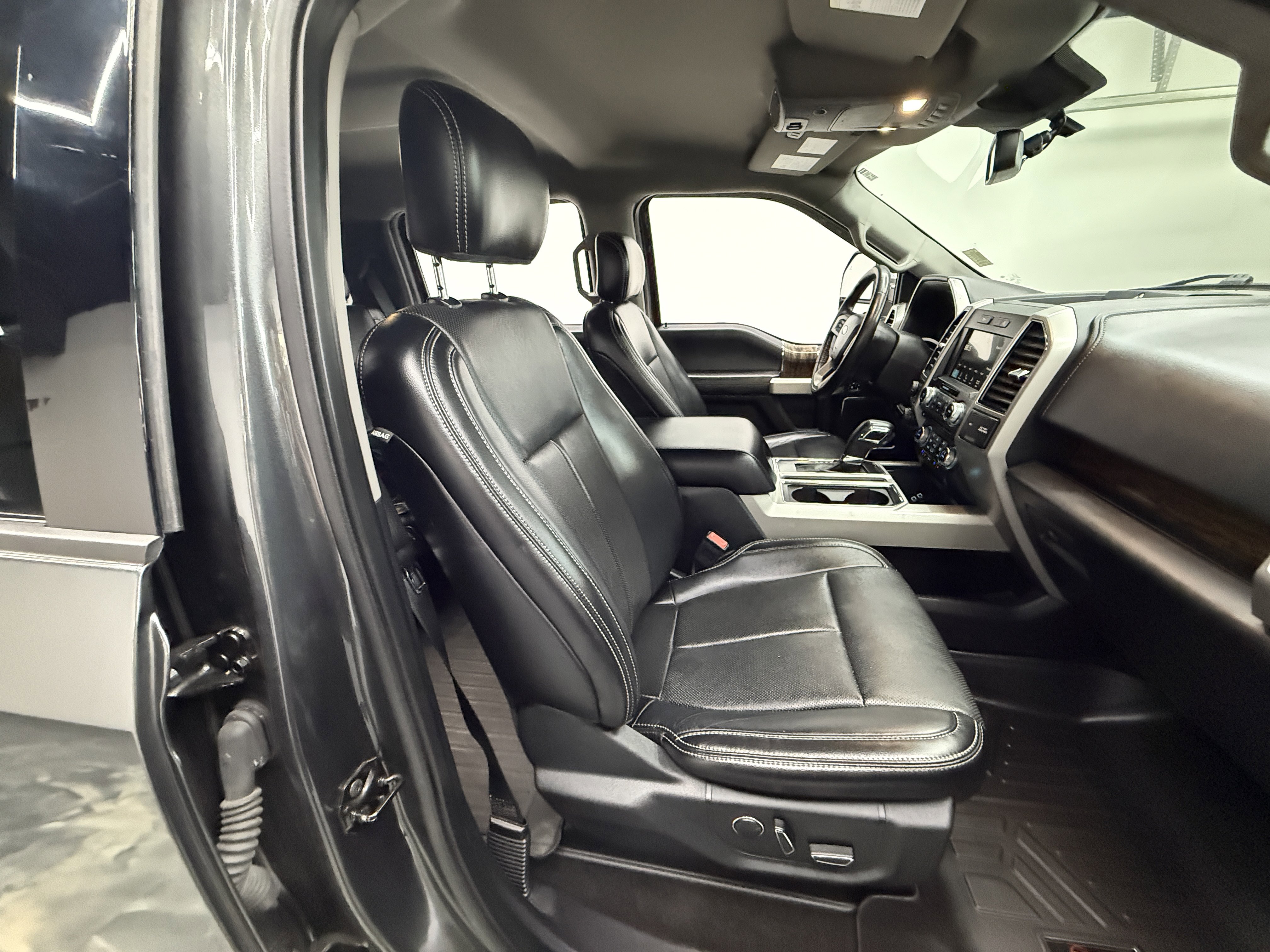 Used 2018 Ford F150 Lariat w/ Equipment Group 502A Luxury AWD/4WD image 18