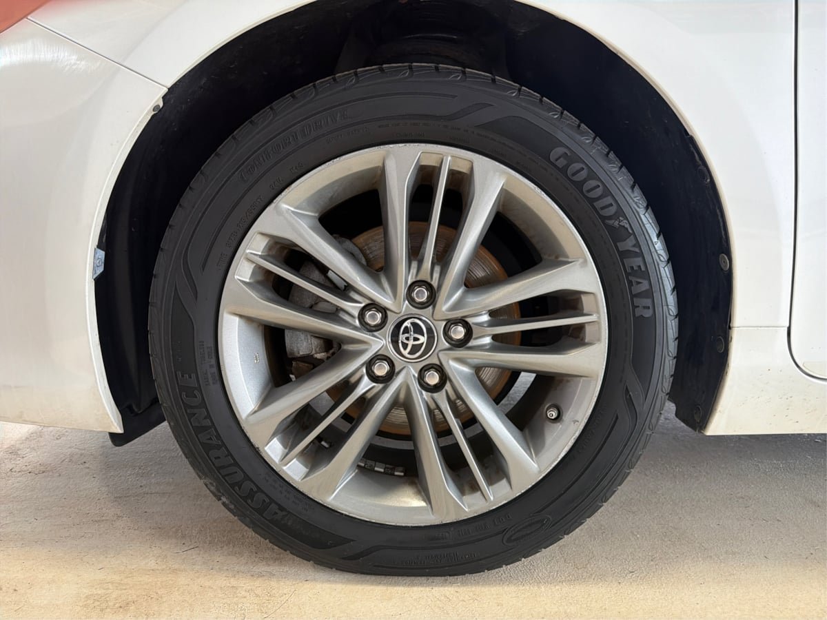 Used 2017 Toyota Camry SE w/ Moonroof Package FWD image 13