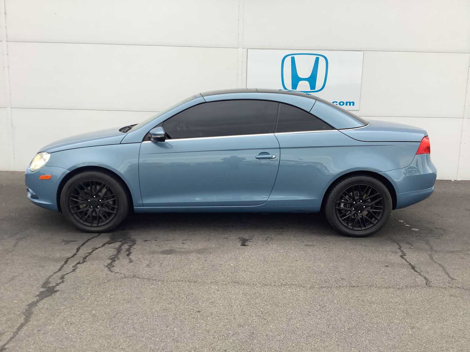 Used 2009 Volkswagen Eos Lux FWD image 2